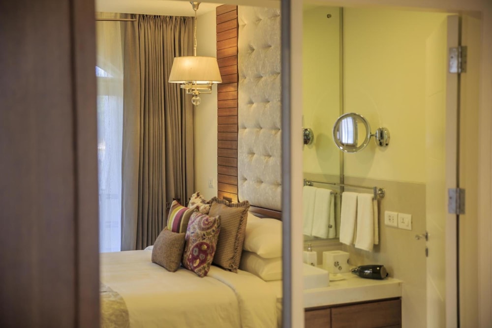 Acron Waterfront Resort 54/80