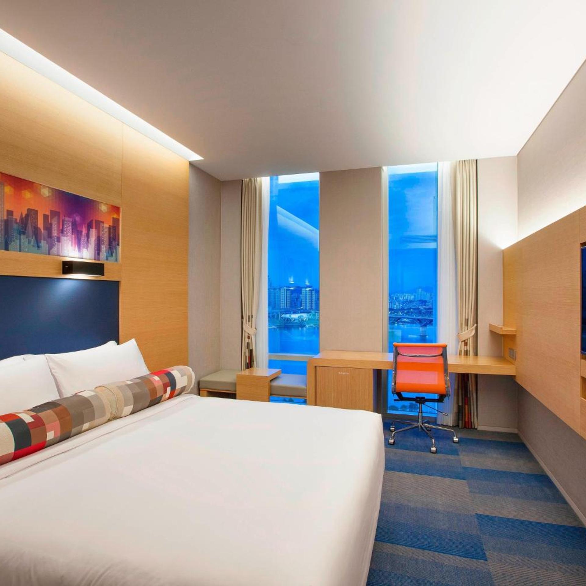 Aloft, River, Guest Room, King Bed, River View