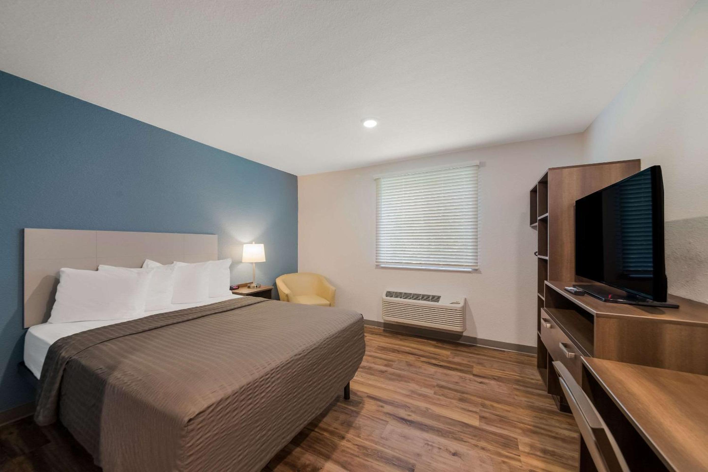 Room, Queen Bed, Bathtub, Accessible