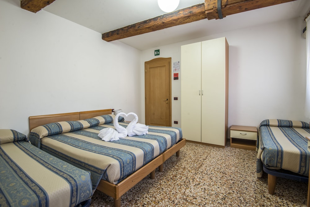 ROOM, QUADRUPLE