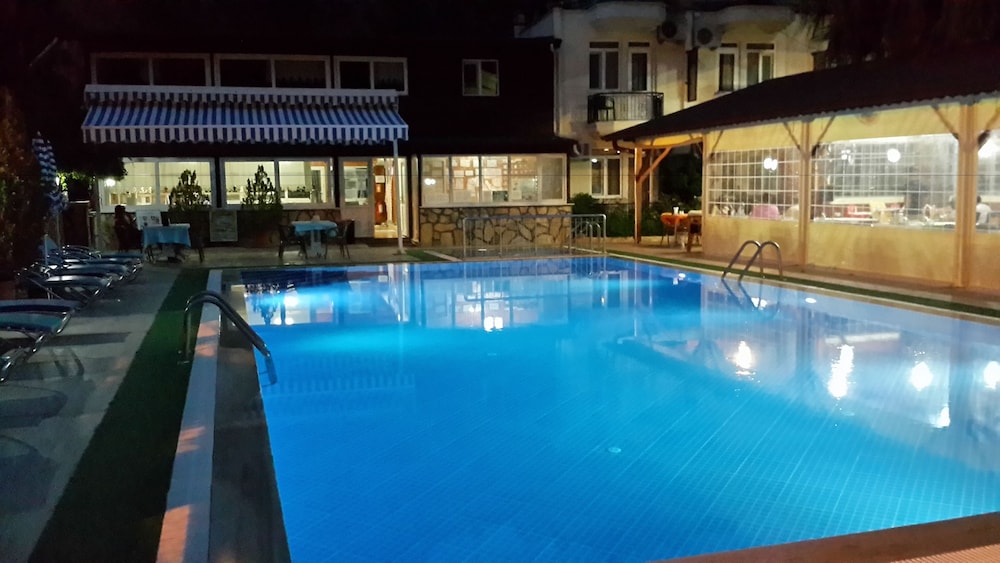 Canada Hotel & Bungalows 5/50