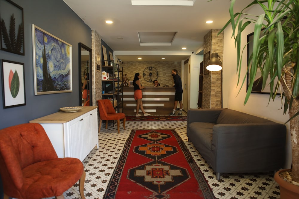 Patio Hotel 16/25