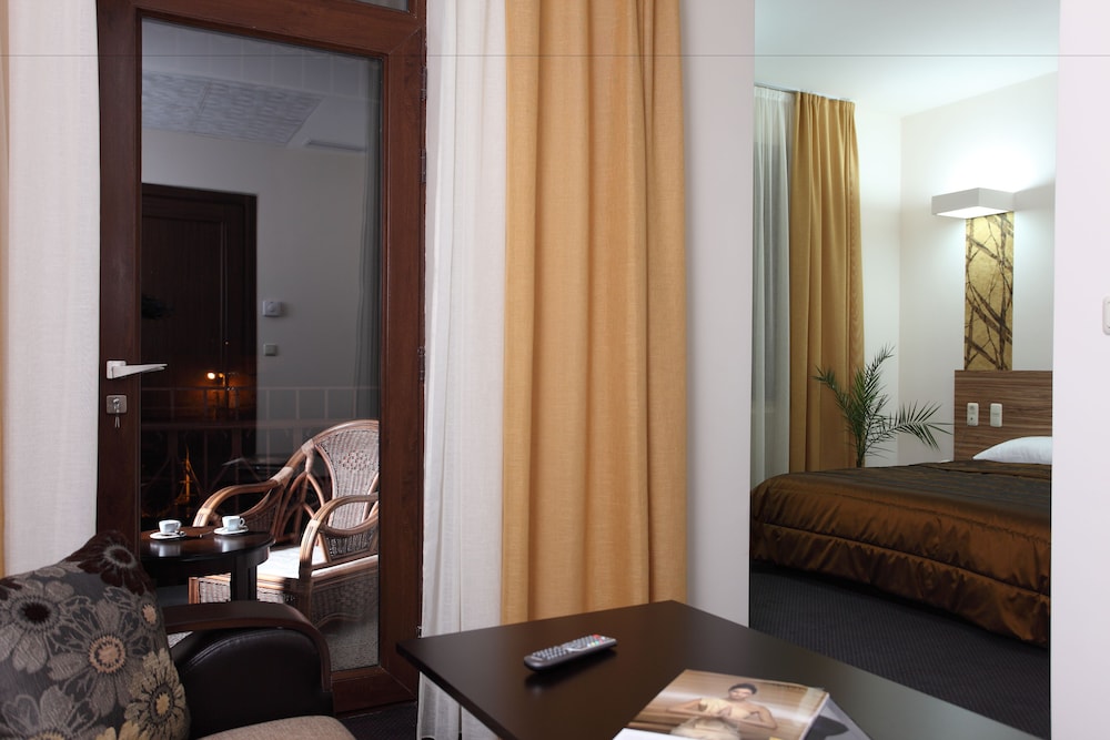 Cascade Hotel 12/46