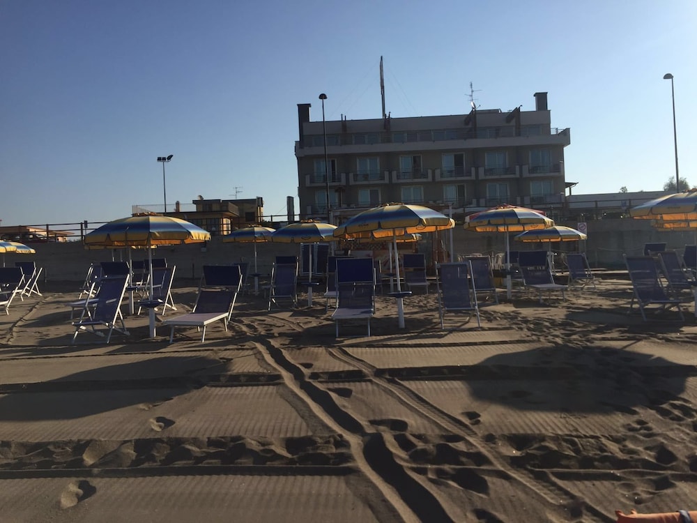 Ancora Hotel 6/72