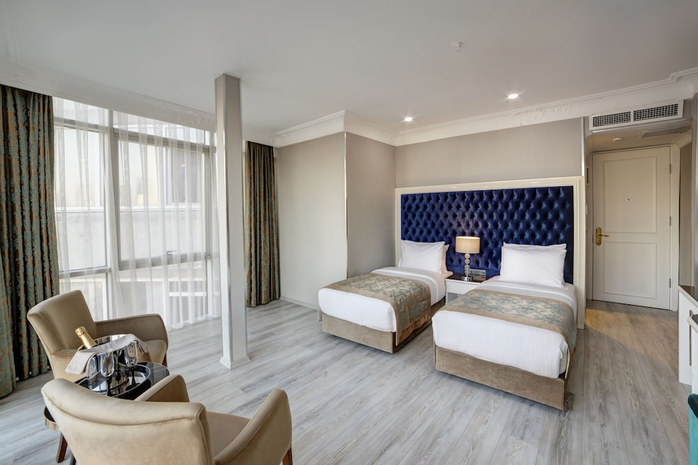White Monarch Hotel 15/70