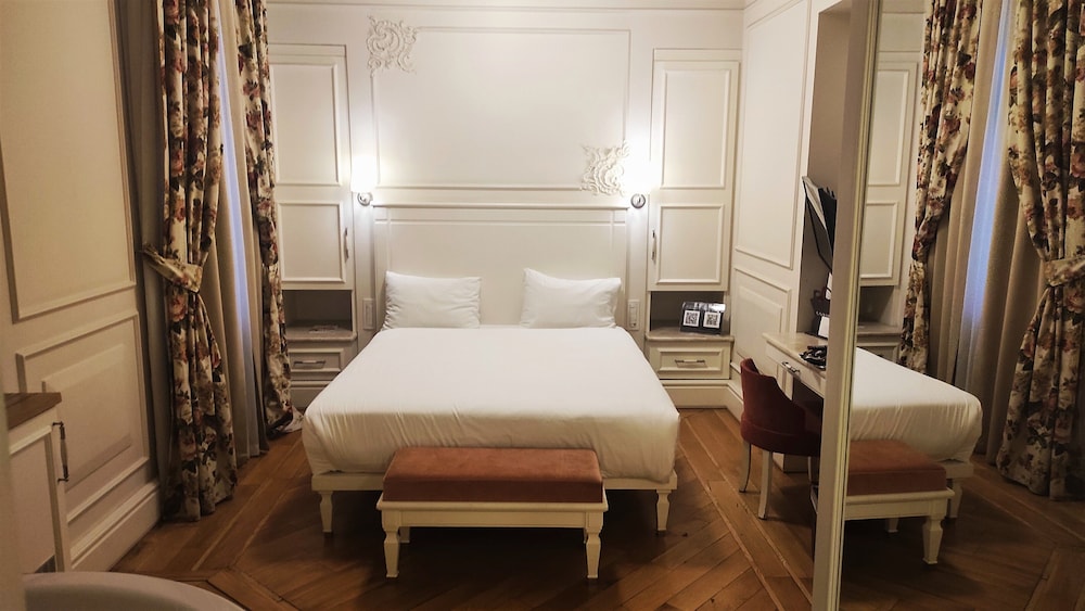Corinne Hotel 25/50