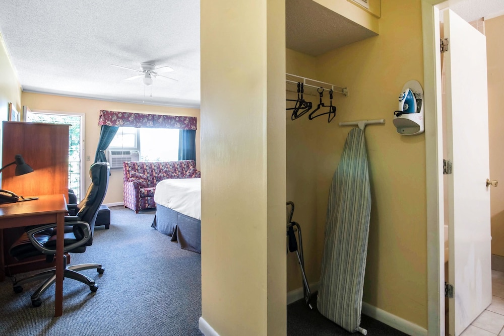 Econo Lodge Inn & Suites Tilton 26/38