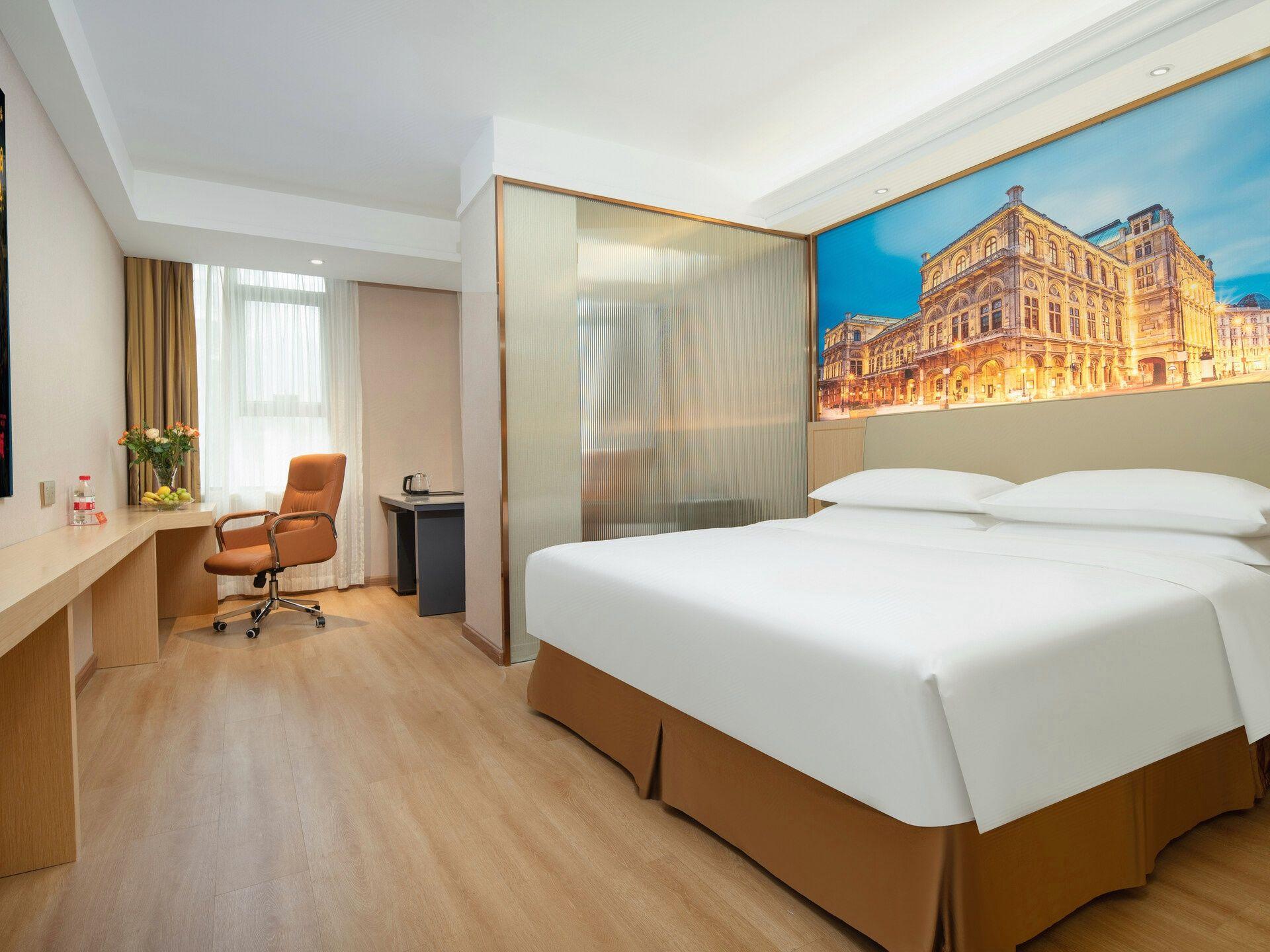 Deluxe, Queen Bed, with View