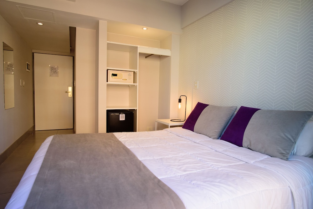 DELUXE, DOUBLE OR TWIN BED