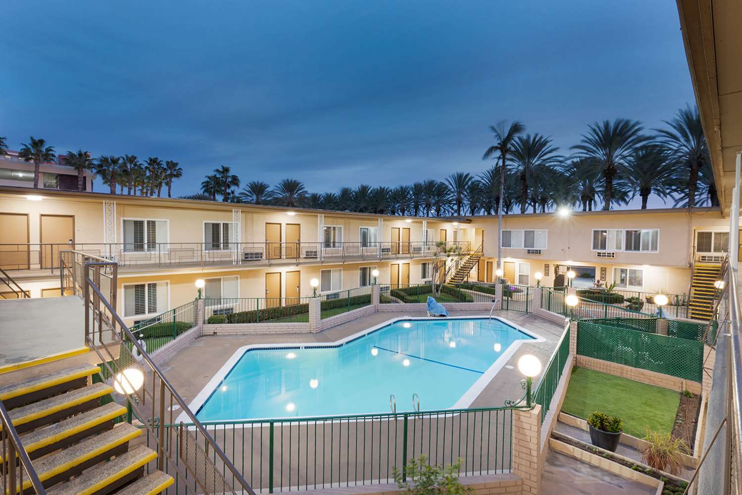 Americas Best Value Inn & Suites Anaheim Convention Center 25/27