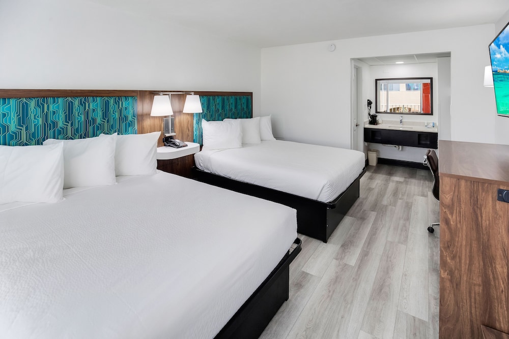 Renovated, 2 Queen Beds, Ocean View