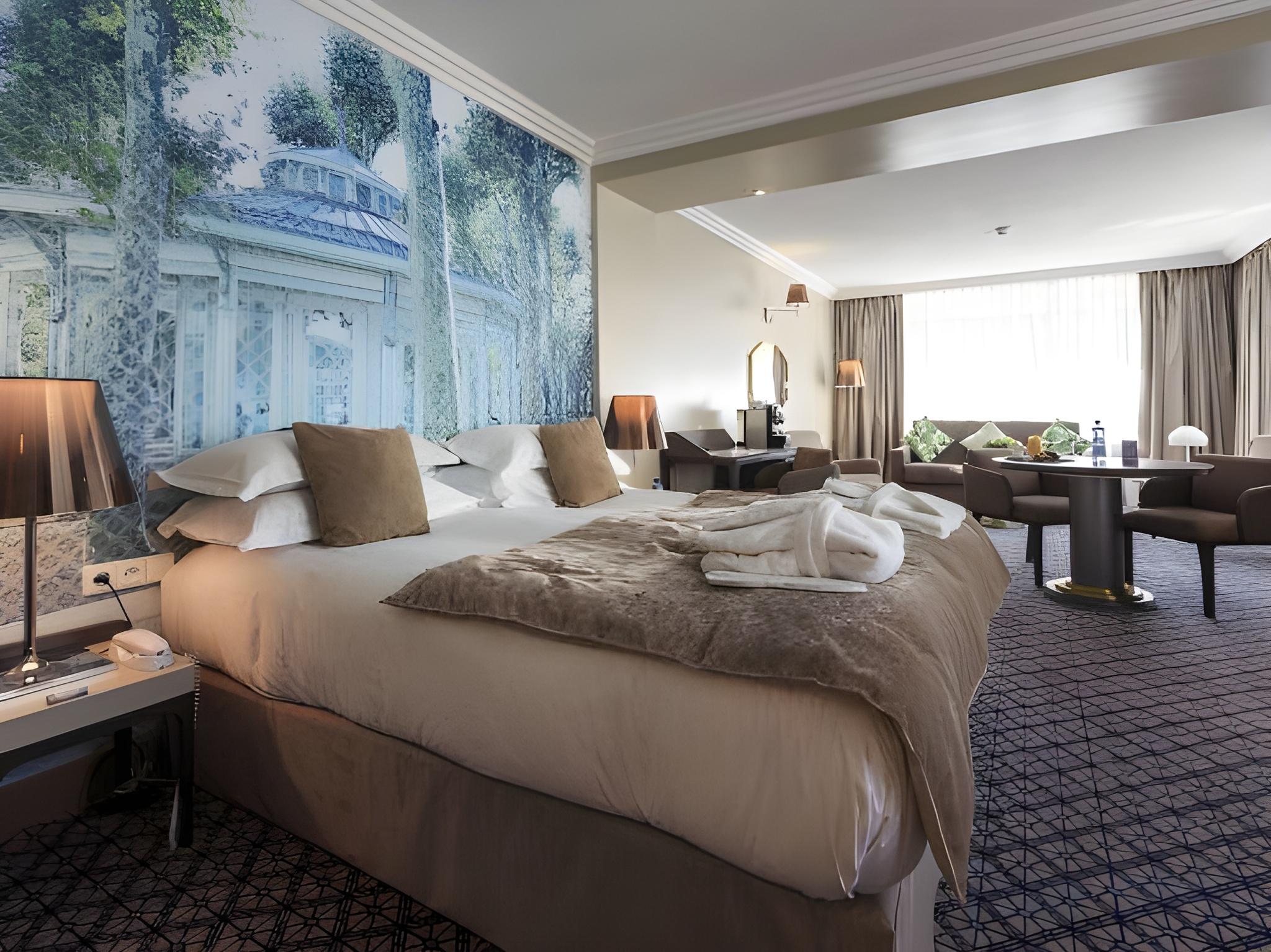 Junior Suite, King Bed, Spa View