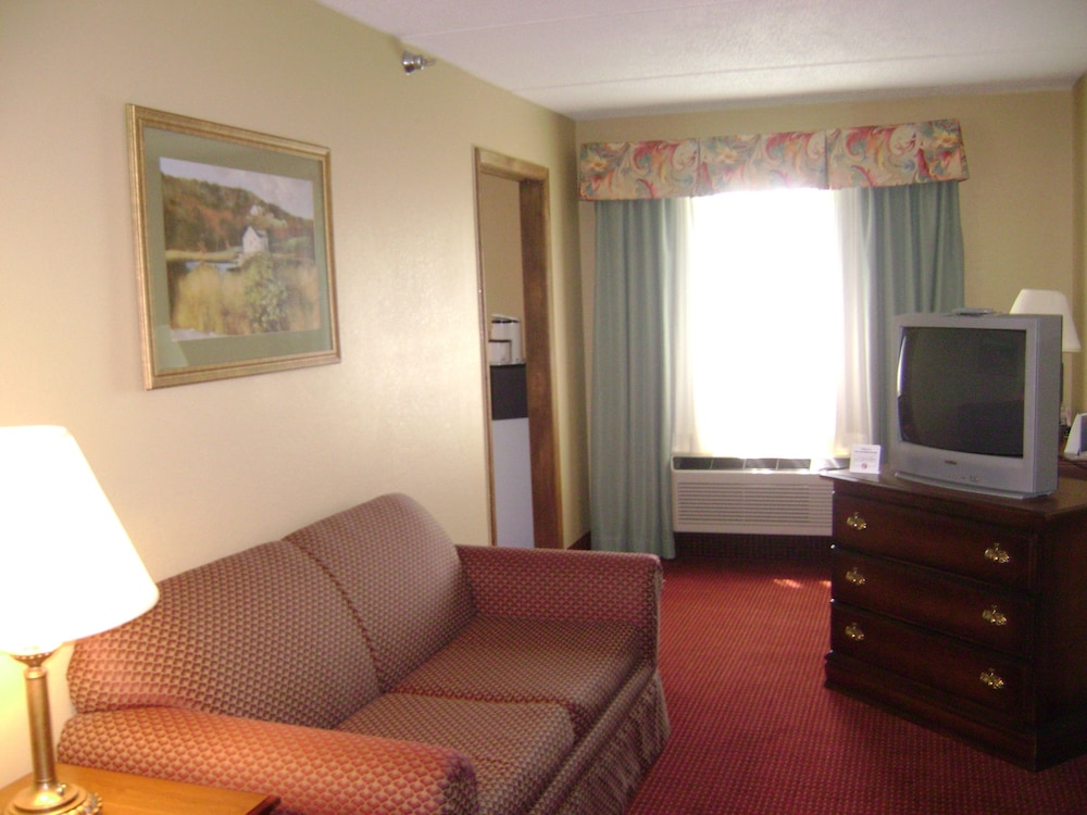 Holiday Inn Express Irwin (PA TPK Exit 67) 15/24