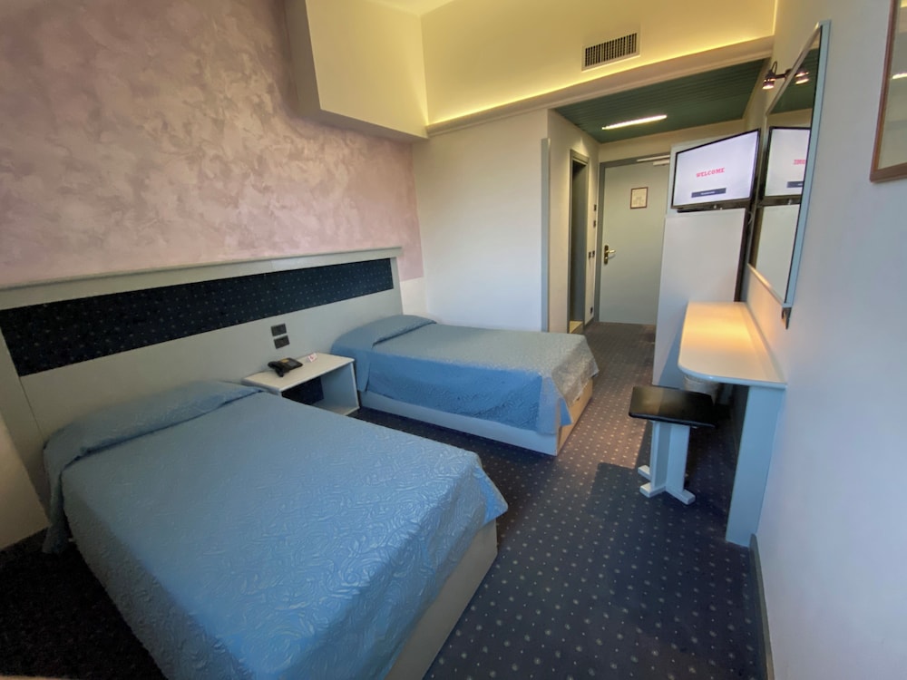 ROOM, SINGLE