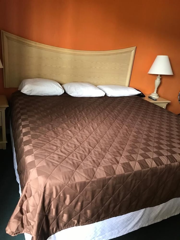 Budget Inn 4/9