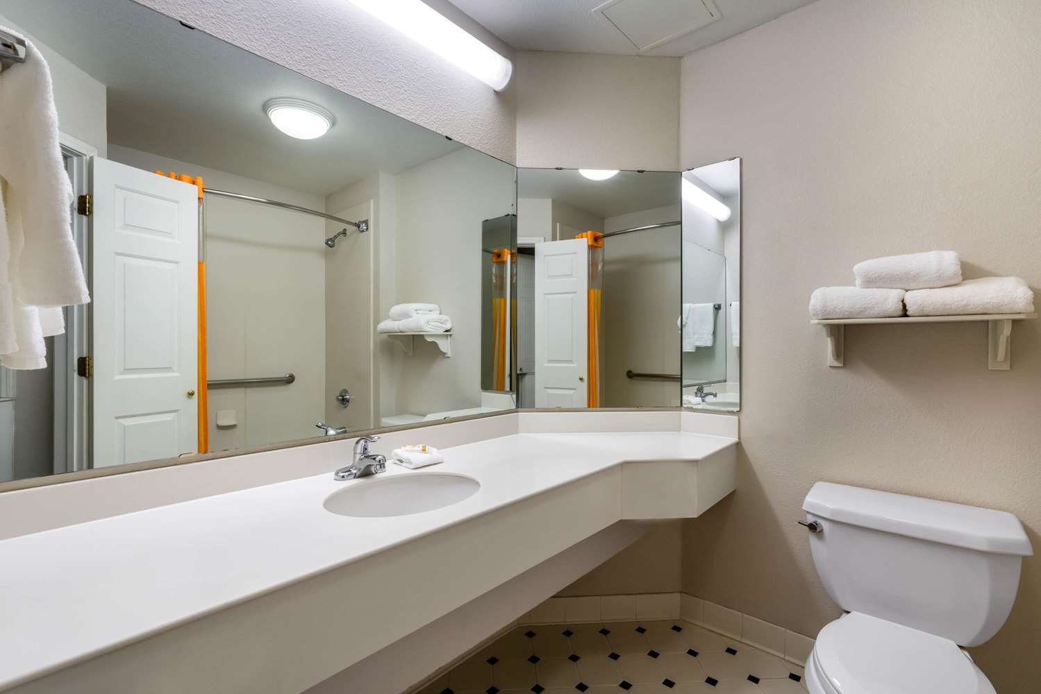 La Quinta Inn & Suites by Wyndham Phoenix West Peoria 22/24