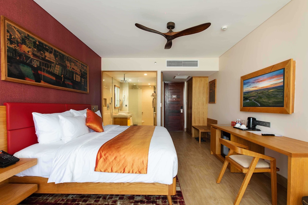DELUXE, KING BED