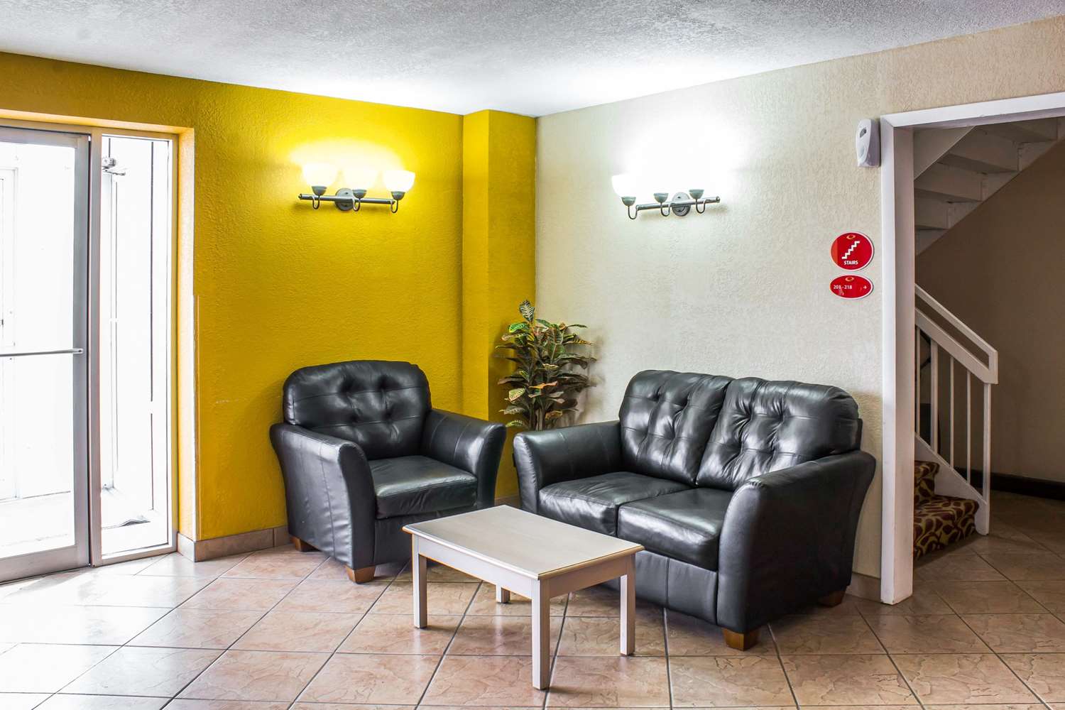 Econo Lodge Inn & Suites Walnut 16/30