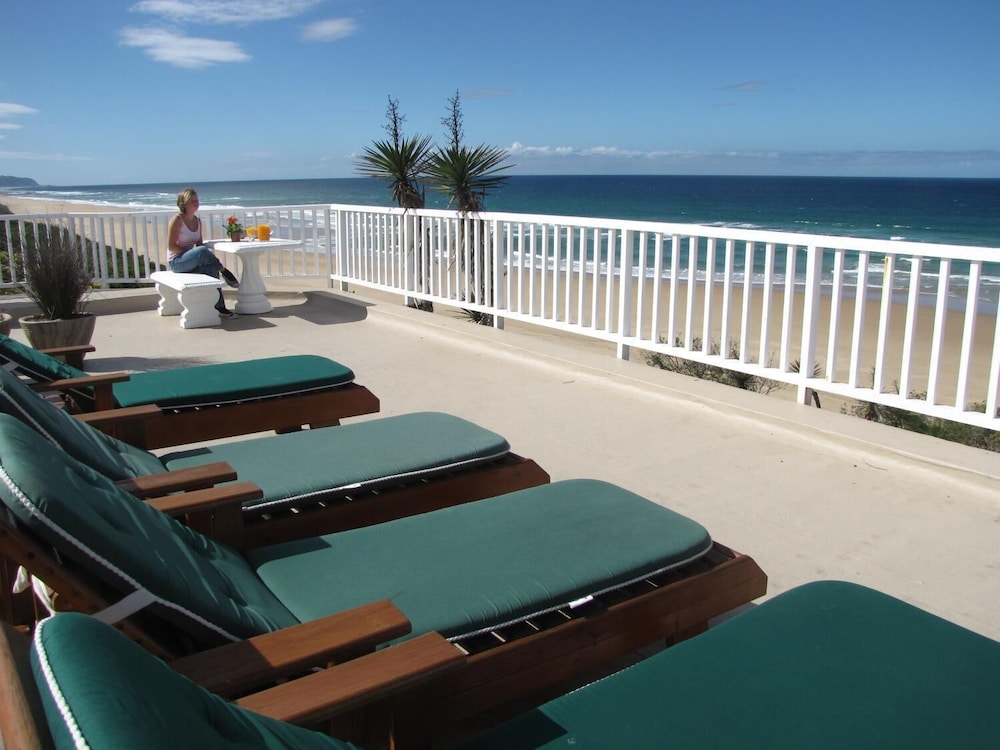 The Pink Lodge On The Beach 3/40