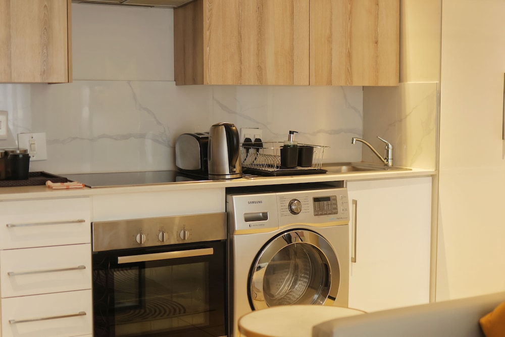 Max Executive Apartments 64/72