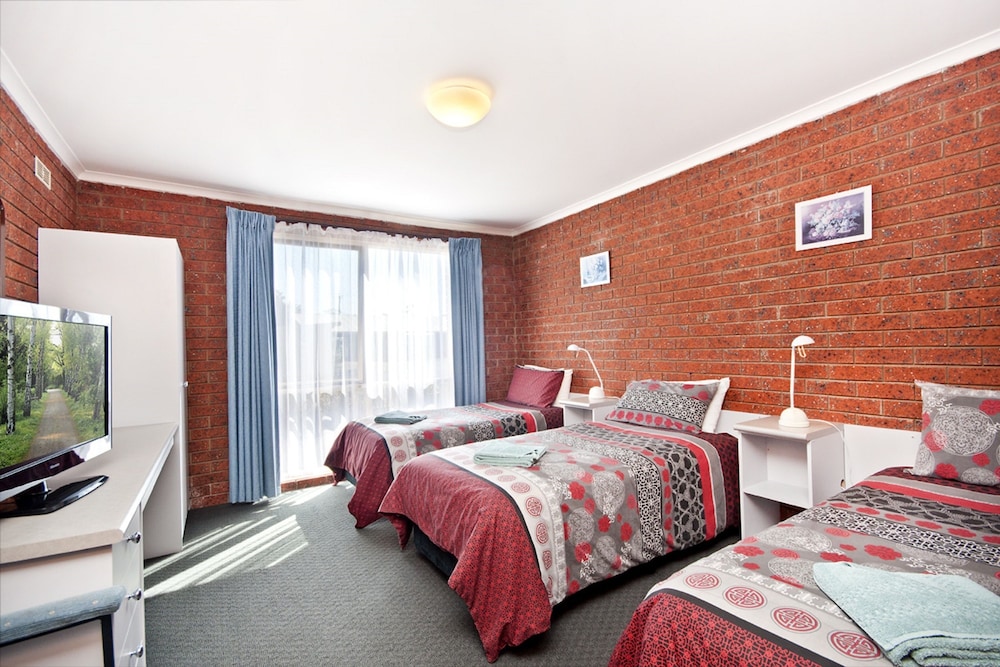 WHALERS REST MOTOR INN 25/56