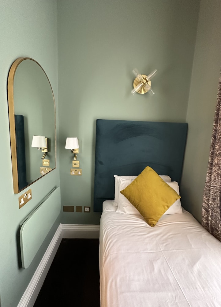 ROOM, SINGLE