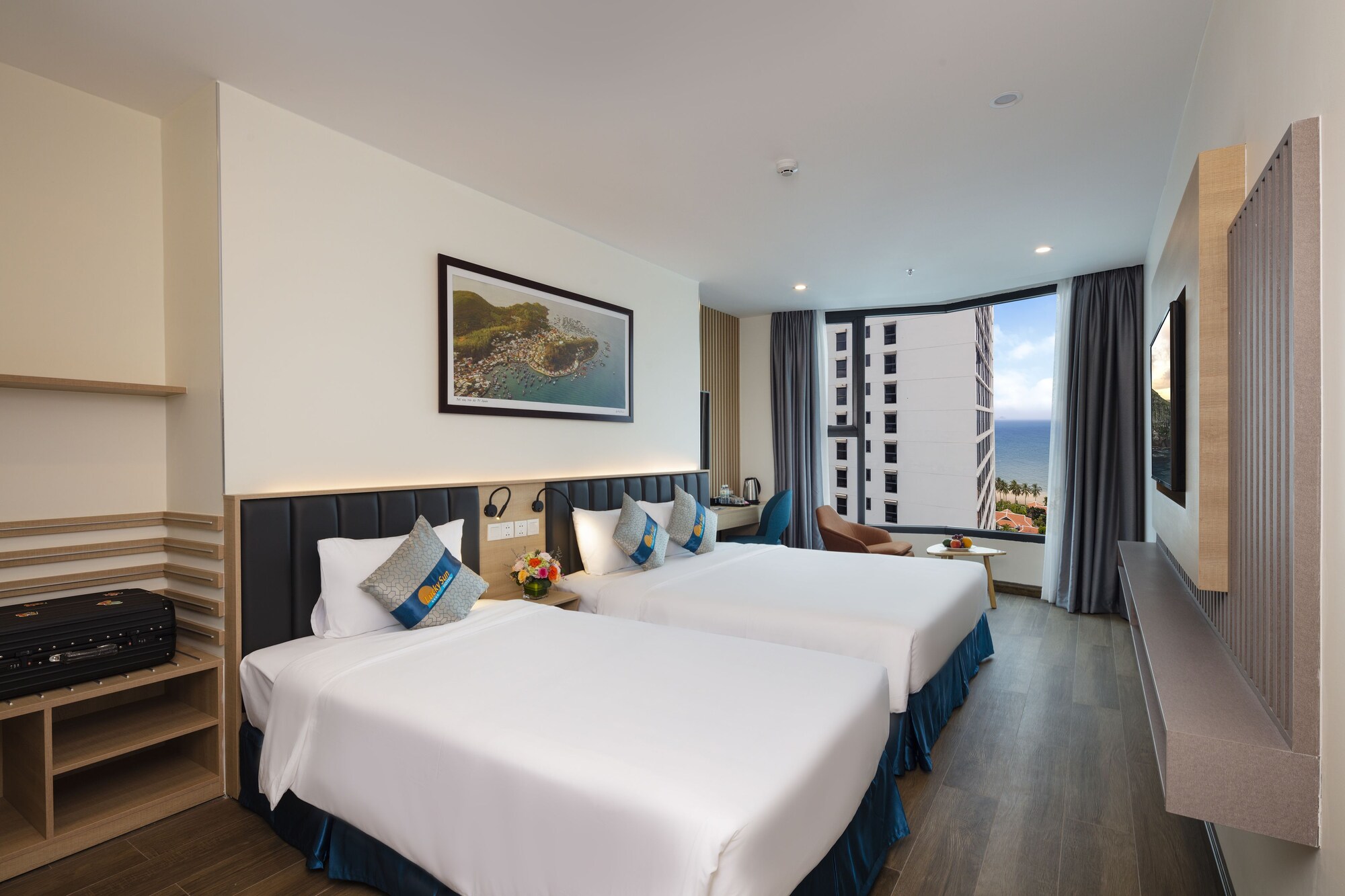 DELUXE, TRIPLE, SEA VIEW