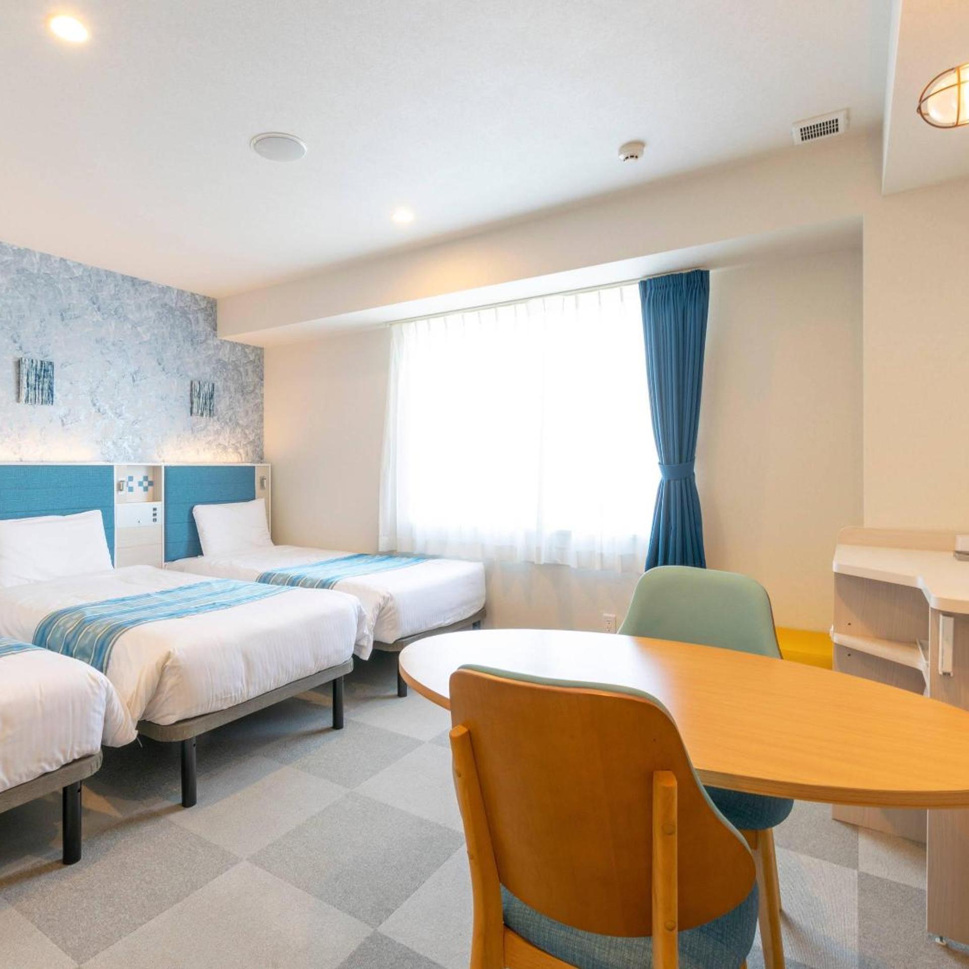 ROOM, 3 BEDS
