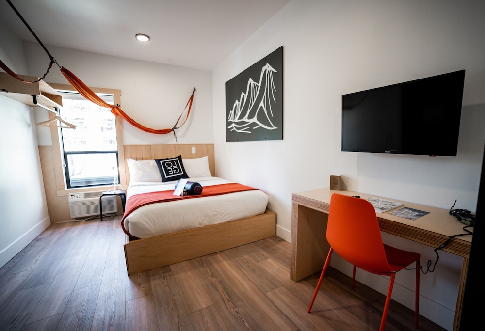 LOGE Leavenworth Downtown 17/50