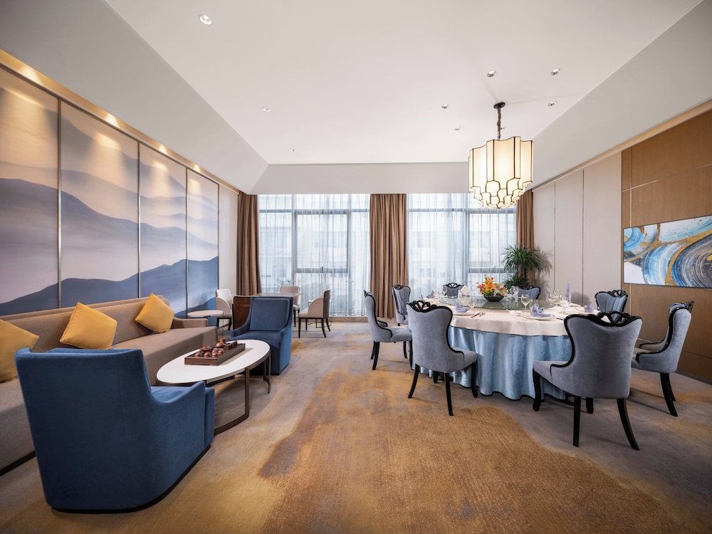 HOLIDAY INN NANJING HARBOUR 52/76