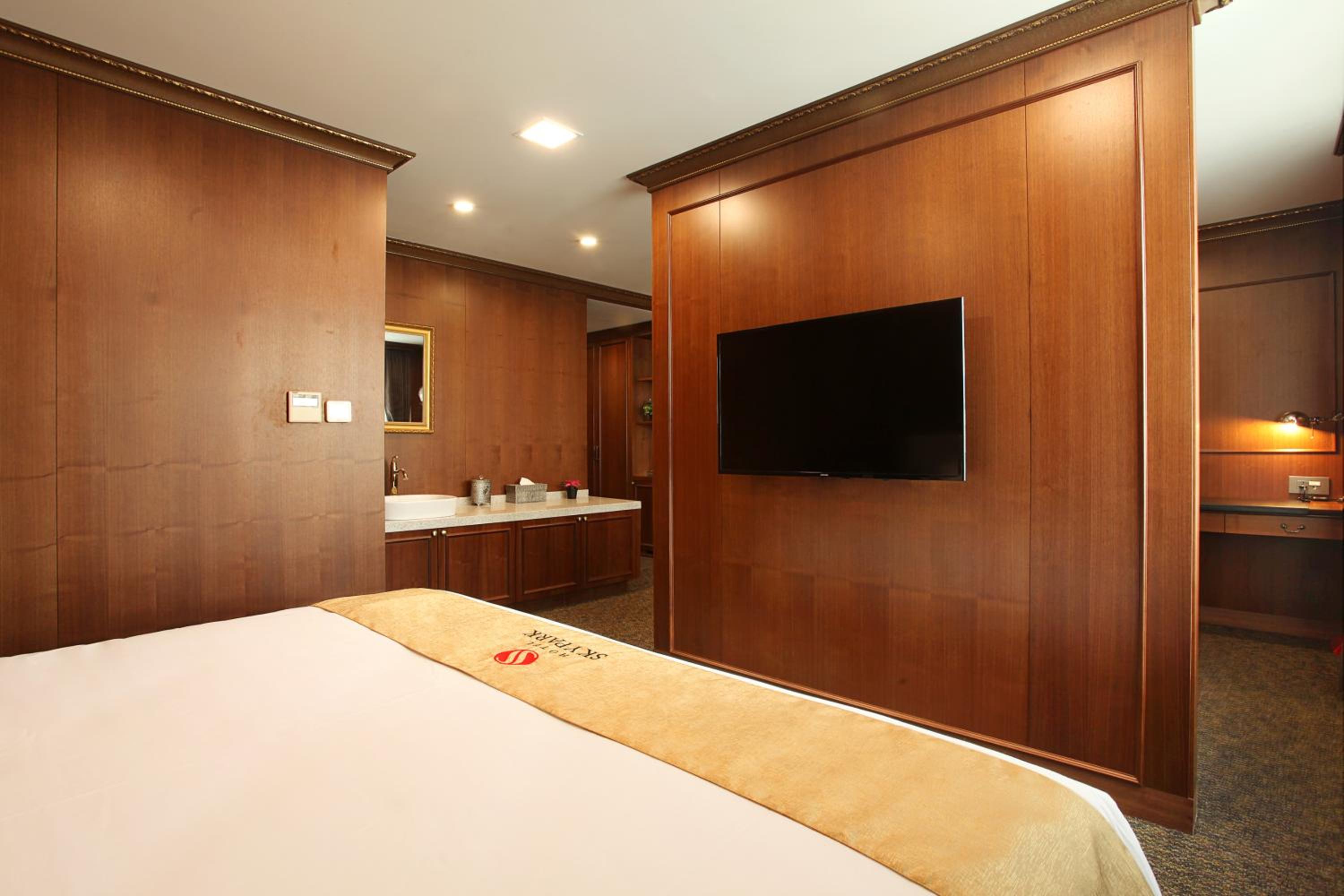 Kings, Suite