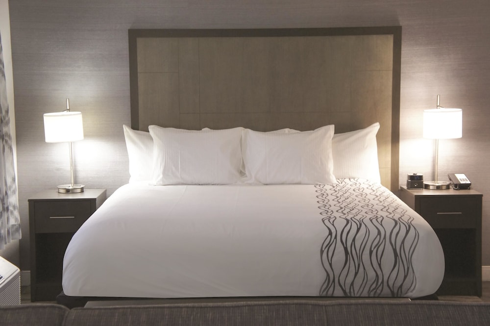 La Quinta Inn and Suites by Wyndham Raleigh Downtown North 14/47