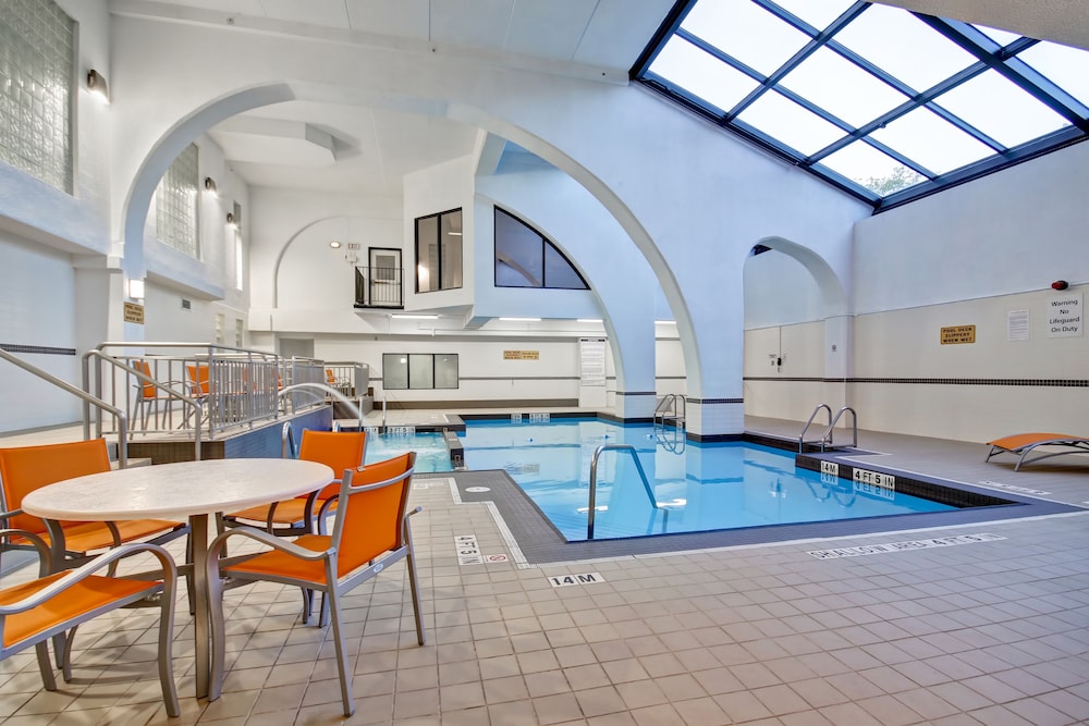 Holiday Inn Suites Windsor Ambassador Bridge 44/72