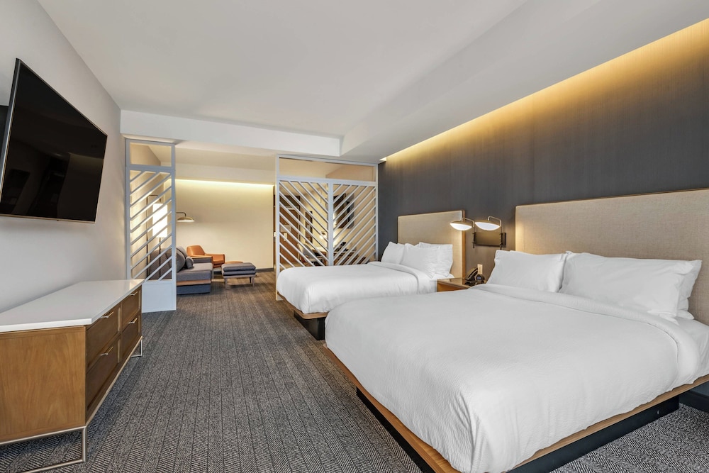suite, multiple beds