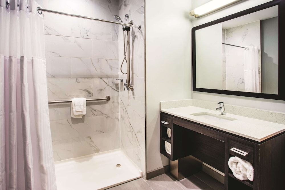 La Quinta Inn & Suites by Wyndham Baltimore Downtown 10/38