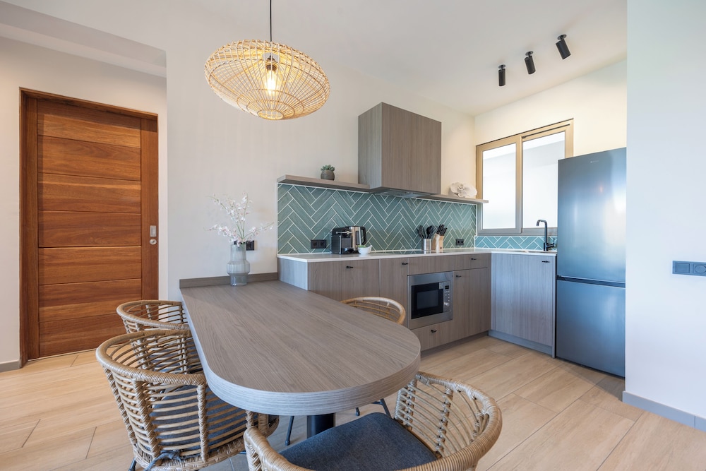 Dolphin Suites 9/50