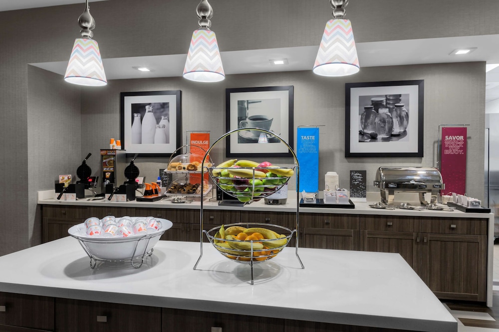 Hampton Inn & Suites Los Angeles/Hollywood 44/52