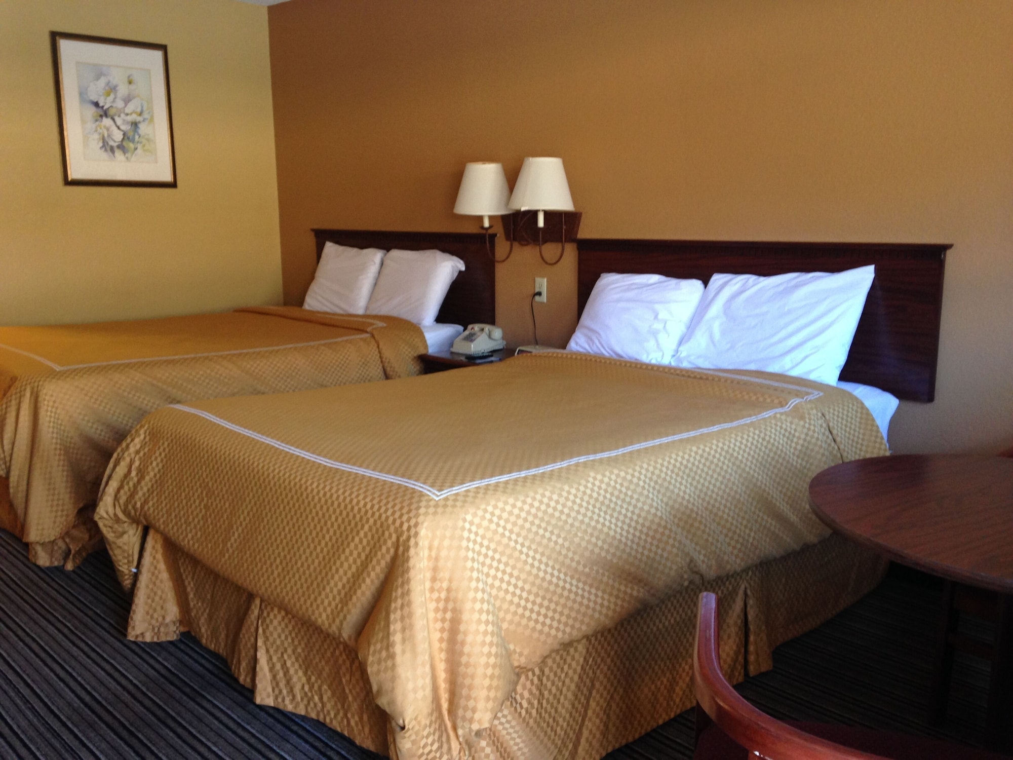 غرفة قياسية بسريرين مزدوجين للمدخنين، Rodeway Inn Columbus West 2/6