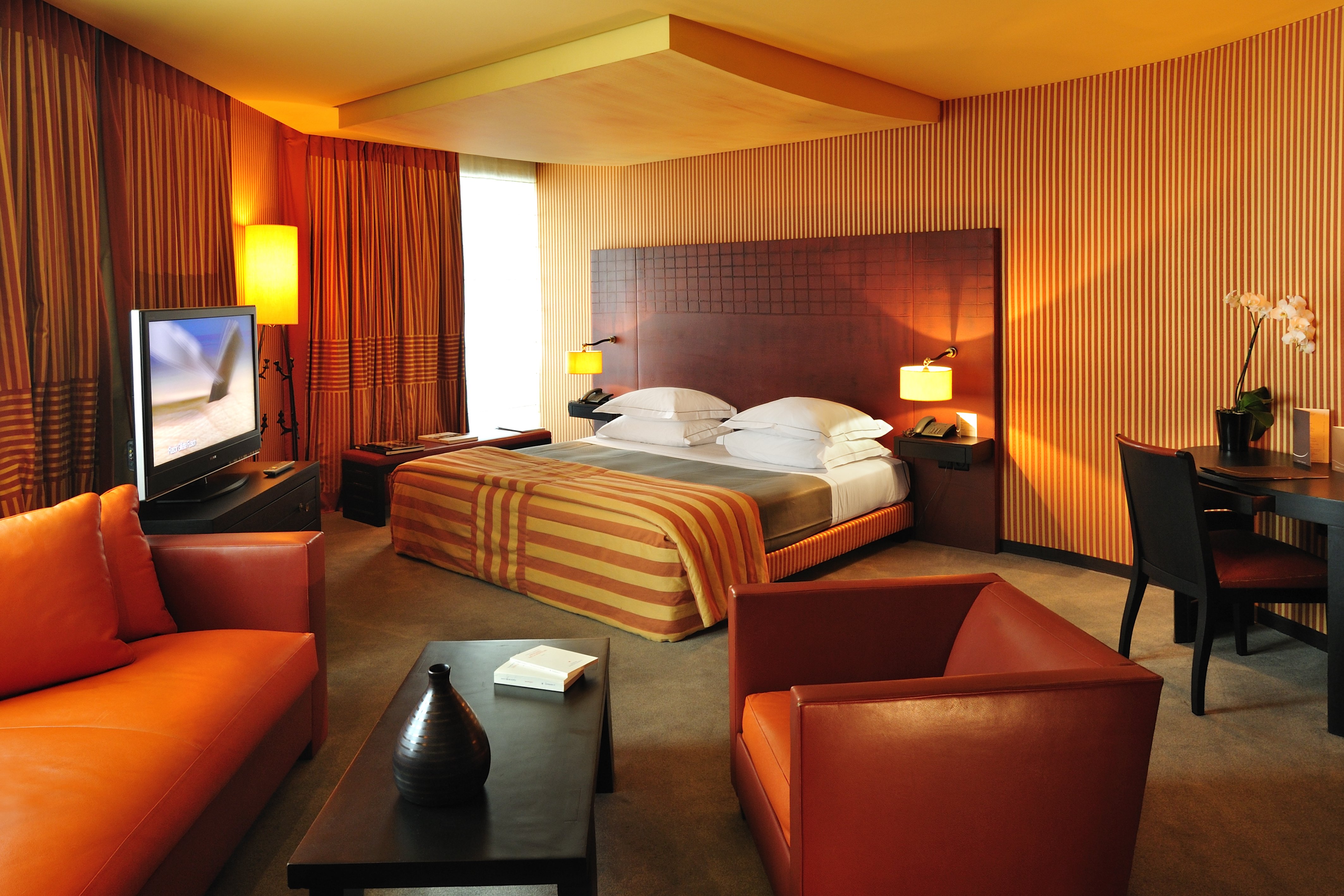 HOTEL SQUARE 8/50