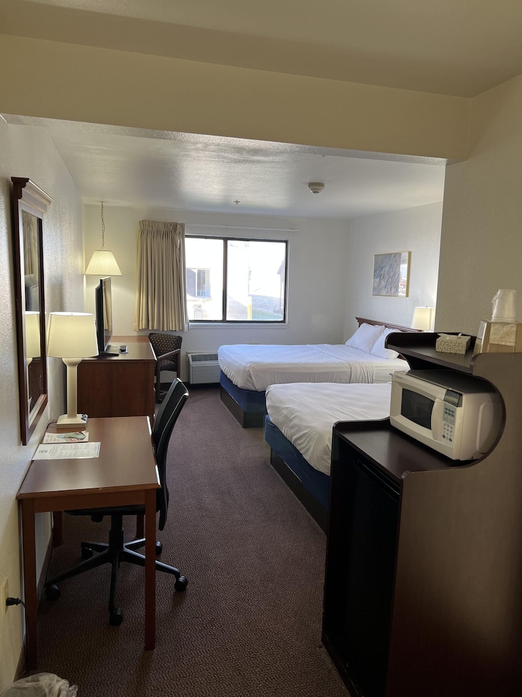 Deluxe, 2 Queen Beds, Days Inn by Wyndham Lake Point 8/10