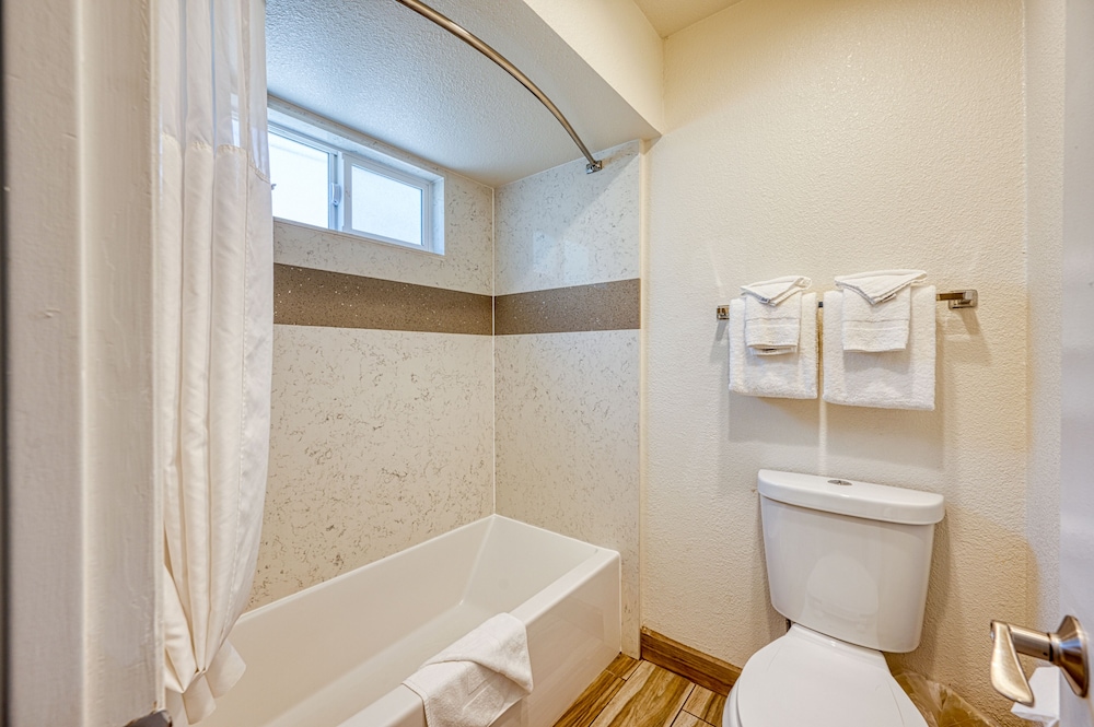 غرفة عائلية بسريرين كوين، Vagabond Inn San Luis Obispo 6/6
