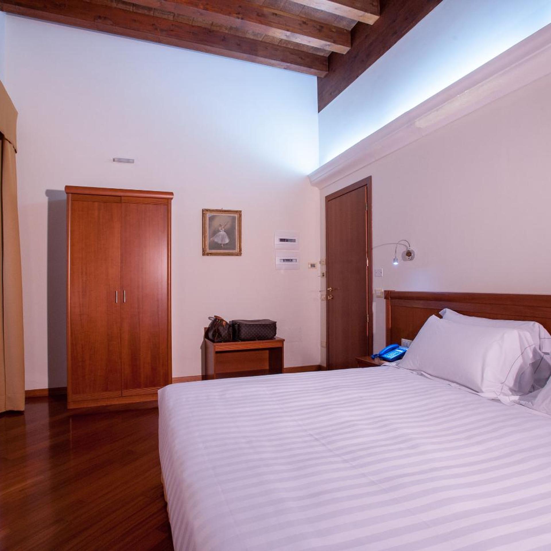 غرفة بسرير مزدوج أو سريرين منفصلين لذوي الإعاقة، Hotel Flora 4/8