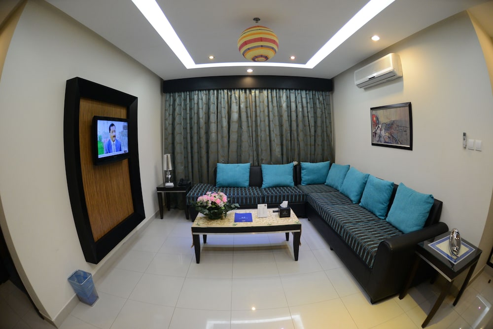 Rose Garden Hotel 40/50