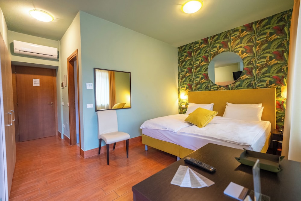 SUPERIOR, DOUBLE BED, PARTIAL LAKE VIEW, BALCONY