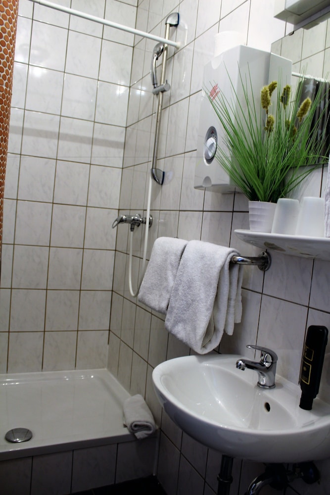 MIXED DORM, SHARED BATHROOM