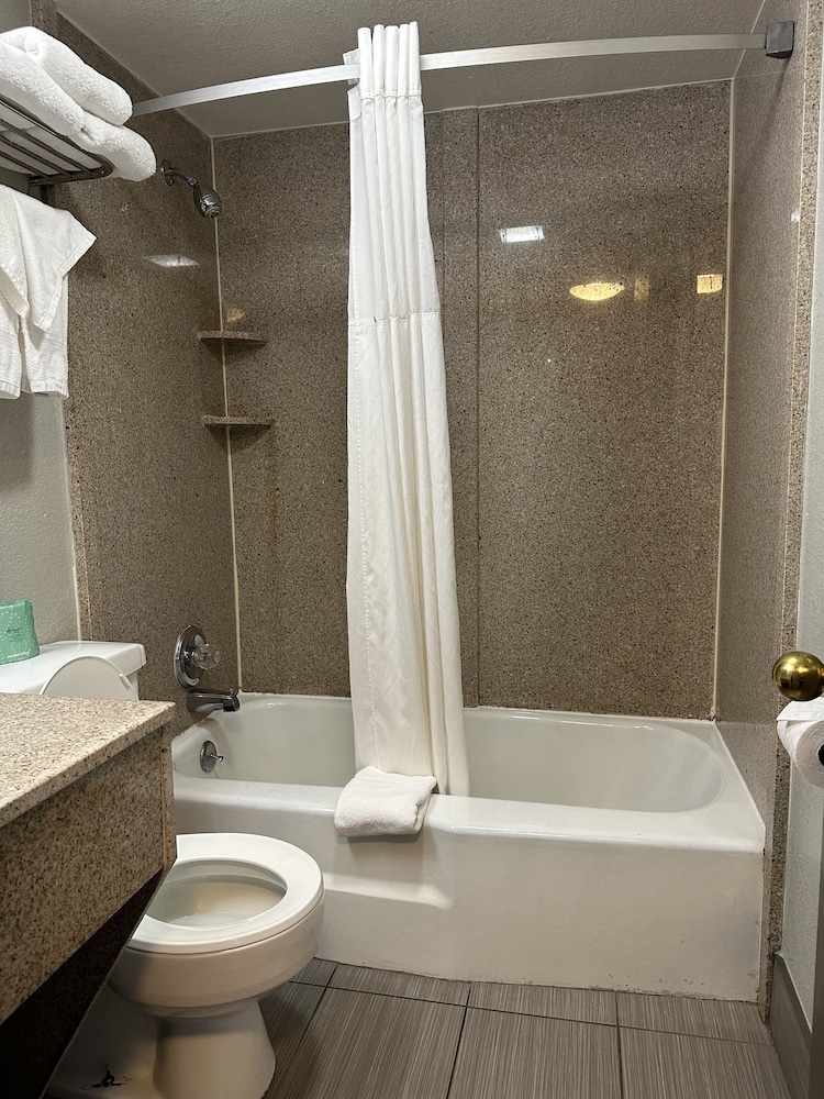 Days Inn & Suites By Wyndham Downtown Gatlinburg Parkway 57/68