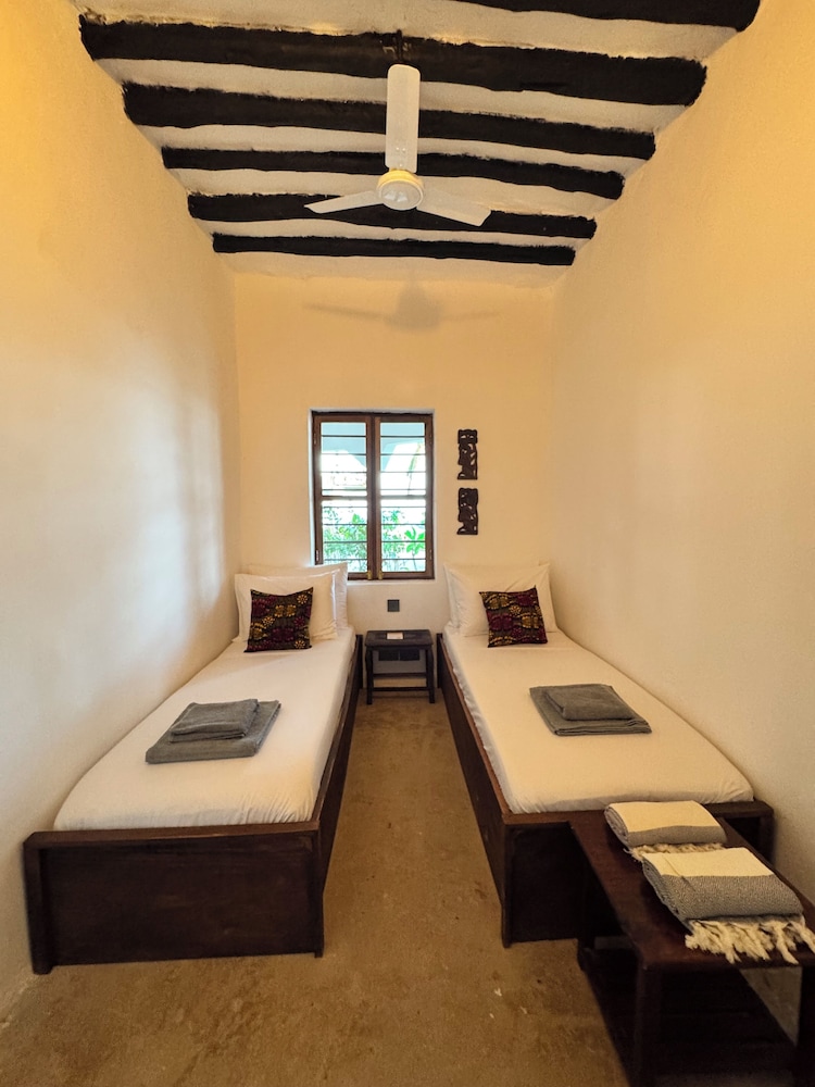 Mango Beach House 20/50