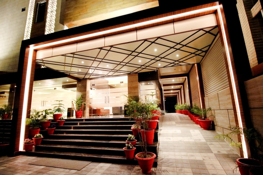 Pinnacle by Click Hotels, Lucknow 4/63