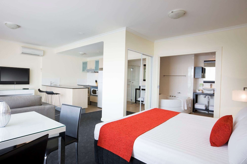 Rydges Mount Panorama Bathurst 22/66