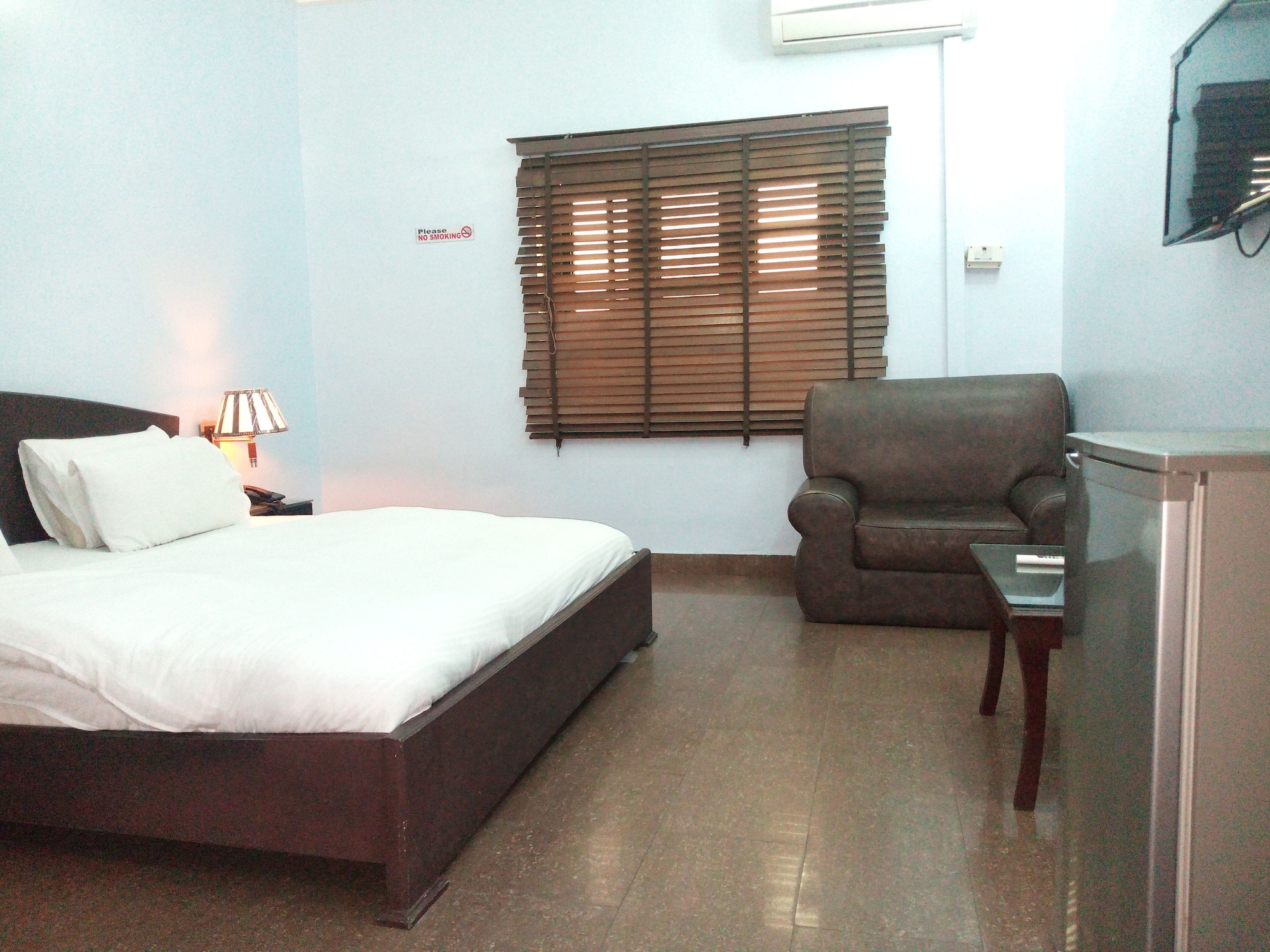 EXECUTIVE, STUDIO, QUEEN BED